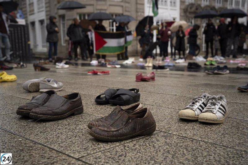 Múltiples actos en Galicia honran a las víctimas palestinas de la guerra en Gaza con decenas de zapatos.