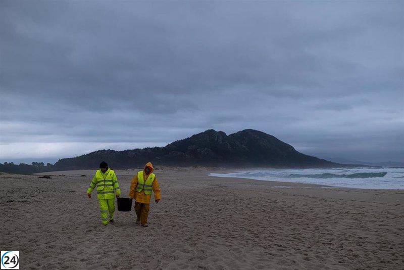 Operativo de la Xunta recolecta toneladas de pélets y plásticos en la costa