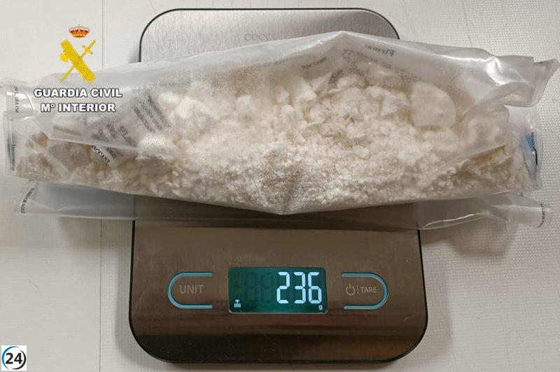 Desmantelan narcotráfico en bar de Cariño: obtienen 263 gramos de cocaína en cisterna del váter