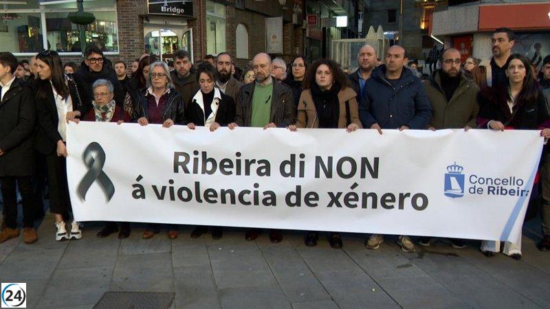 Vecinos de Ribeira lloran la muerte de una vecina asesinada y exigen justicia ante el feminicidio.