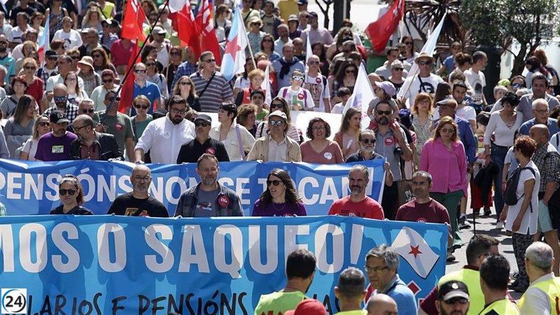 Manifestación en A Coruña exige aumento de salarios en el Día del Trabajador.