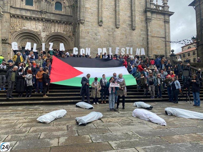 Manifestantes simulan cadáveres en Santiago para denunciar genocidio en Palestina.