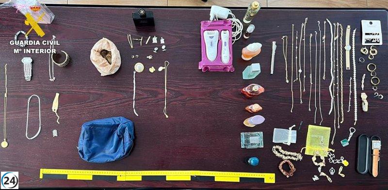 Dos individuos arrestados por robos en hogares de A Coruña.