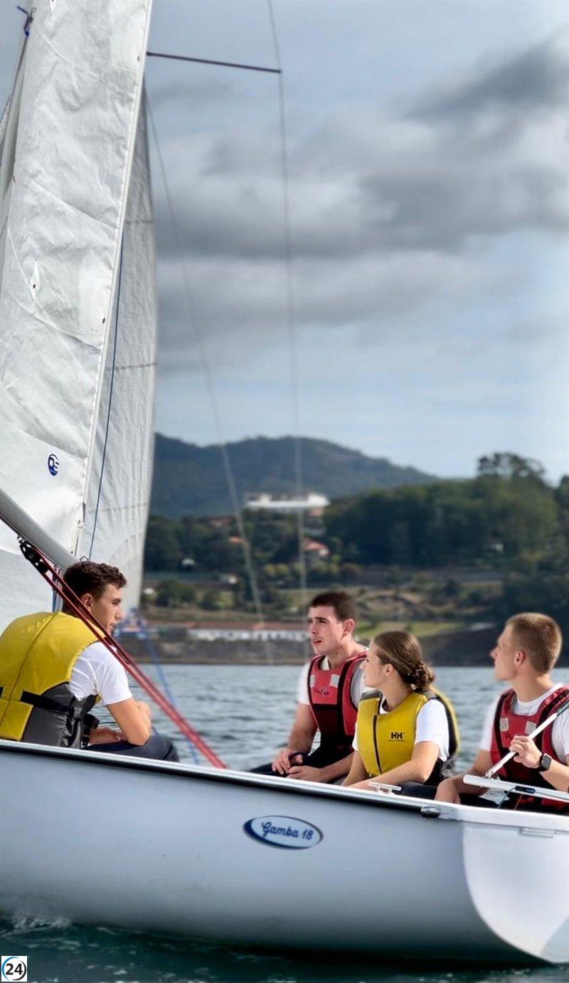 La princesa Leonor surca la ría de Pontevedra junto a compañeros de la Escuela Naval en una actividad de instrucción.