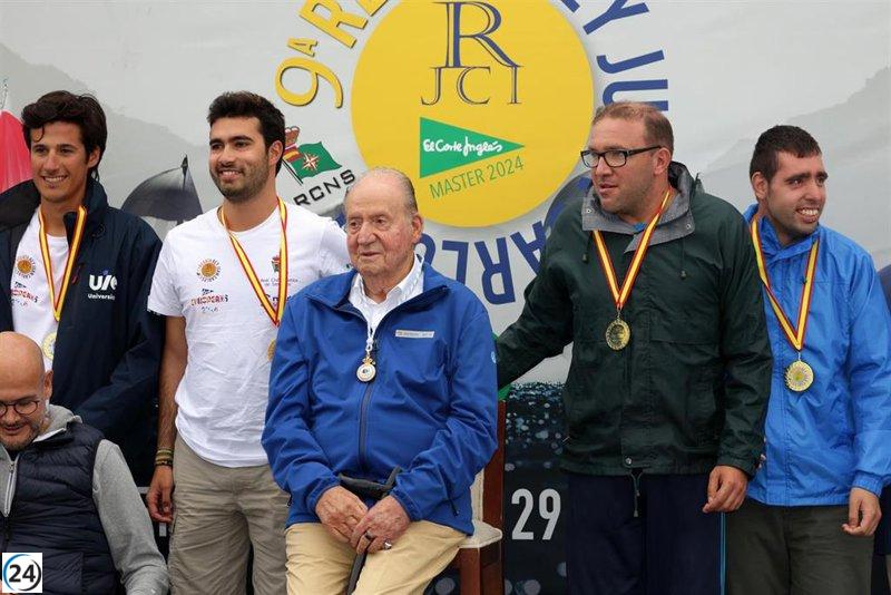 La Federación Gallega de Vela premia a Juan Carlos I con la medalla de oro en Sanxenxo.