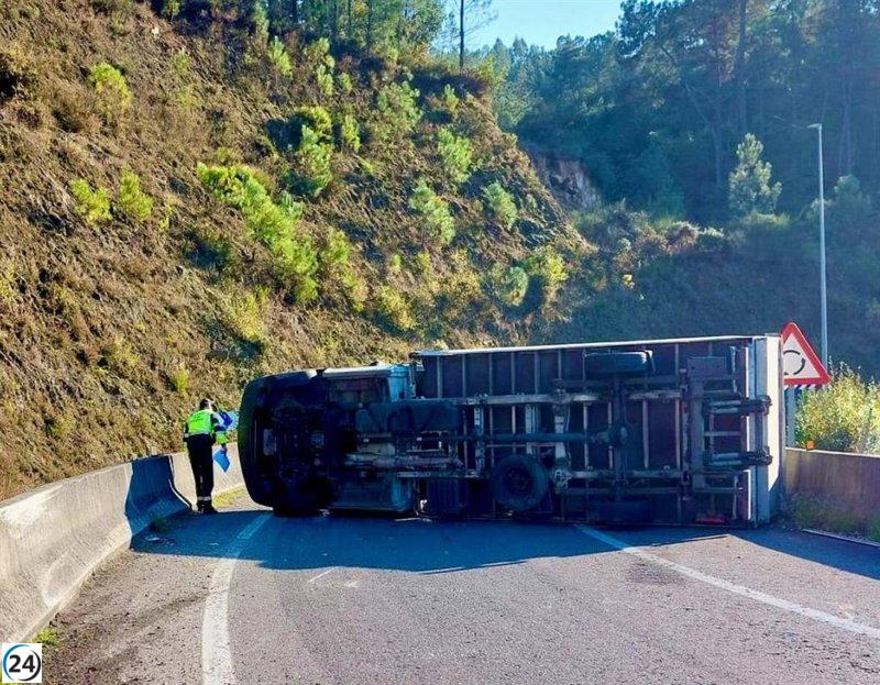 Conductor ebrio y drogado vuelca camión en acceso a la A-52 en Ourense