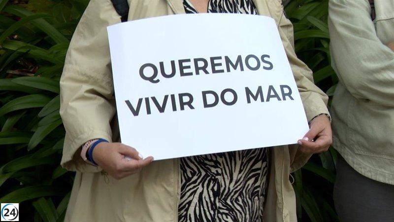 Mariscadores se manifiestan en Noia contra la caída de producción durante la reunión del Gobierno gallego.