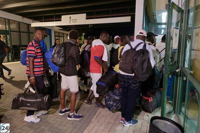 Siete migrantes deben dejar el Monte do Gozo en Santiago tras rechazo a su asilo.