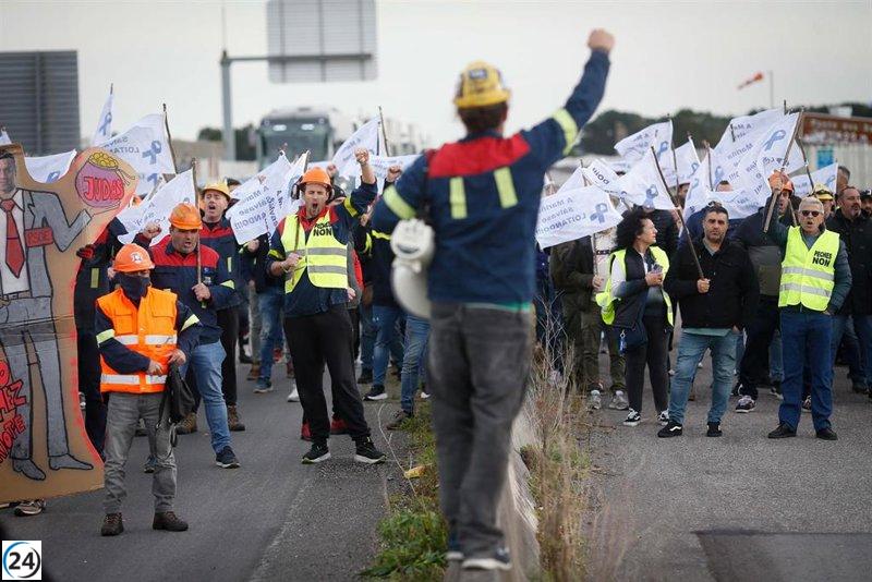 Trabajadores de Alcoa bloquean temporalmente la A-8 en Ribadeo como protesta.