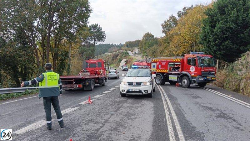 Fallece un hombre de 65 años en un choque frontal en Coles (Ourense), dejando dos heridos.