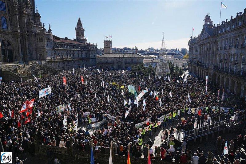 Multitudinaria protesta en el Obradoiro contra Altri: “Imponerla es un ataque a la sociedad gallega”