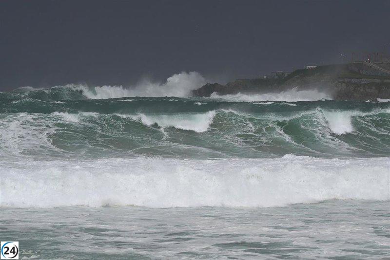El litoral de A Coruña y A Mariña lucense permanece en alerta naranja este lunes.