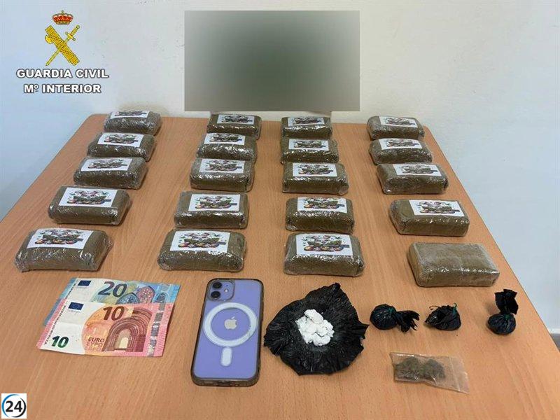Arrestan a un joven de Cuntis por llevar dos kilos de hachís en su furgoneta.