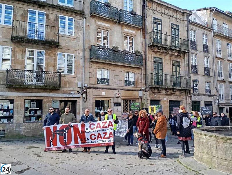 Protesta en Santiago demanda el fin de la caza y condena el uso de perros en esta práctica.