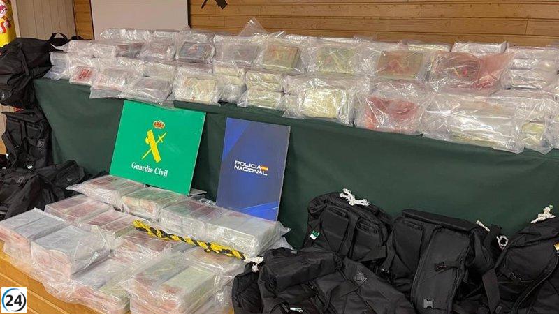 Cuatro arrestados en el caso del alijo en Asturias van a prisión, mientras un quinto queda en libertad bajo investigación por narcotráfico.