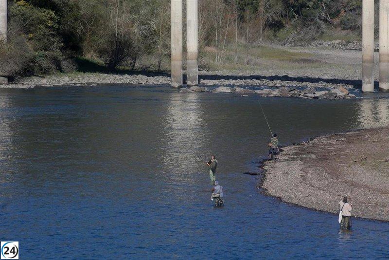 Inicia la temporada de pesca en ríos de Galicia para más de 47,000 pescadores con licencia.