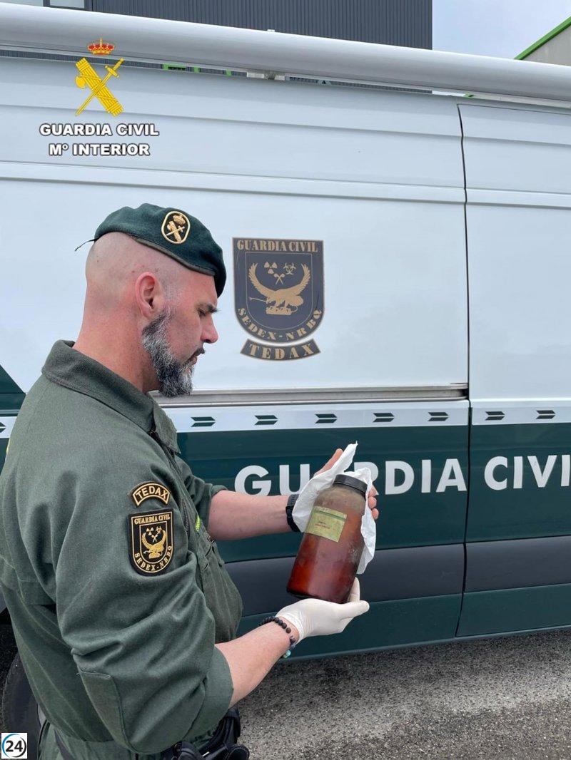 Retiran un envase de ácido peligroso en el centro de residuos de Padrón, A Coruña.