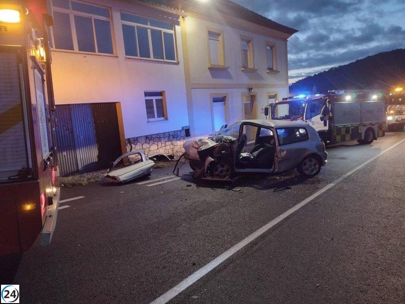 Tragedia en Outes: un joven de 30 años pierde la vida al chocar su vehículo contra una casa.