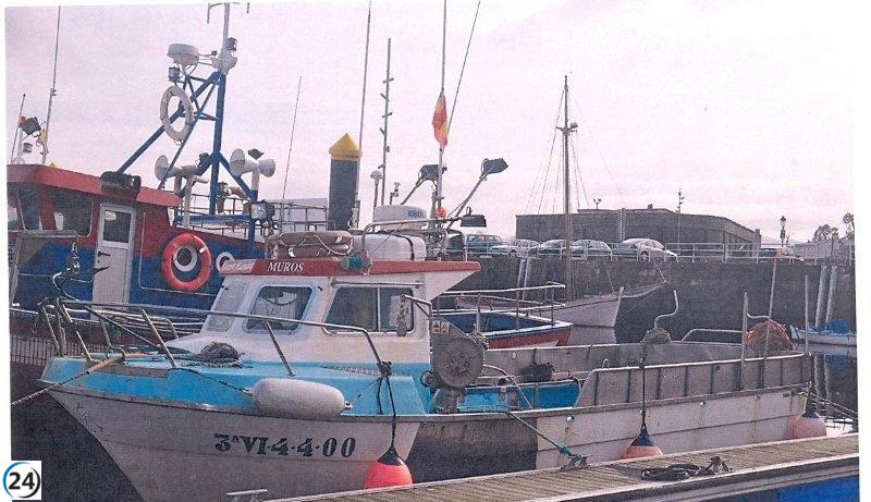 Dos pescadores salvados de un incendio a bordo de su barco en Muros, A Coruña.