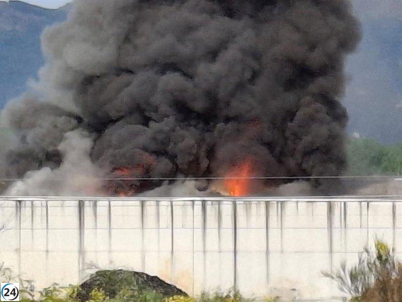 Se desata un incendio masivo en planta de reciclaje en O Porriño, Pontevedra.