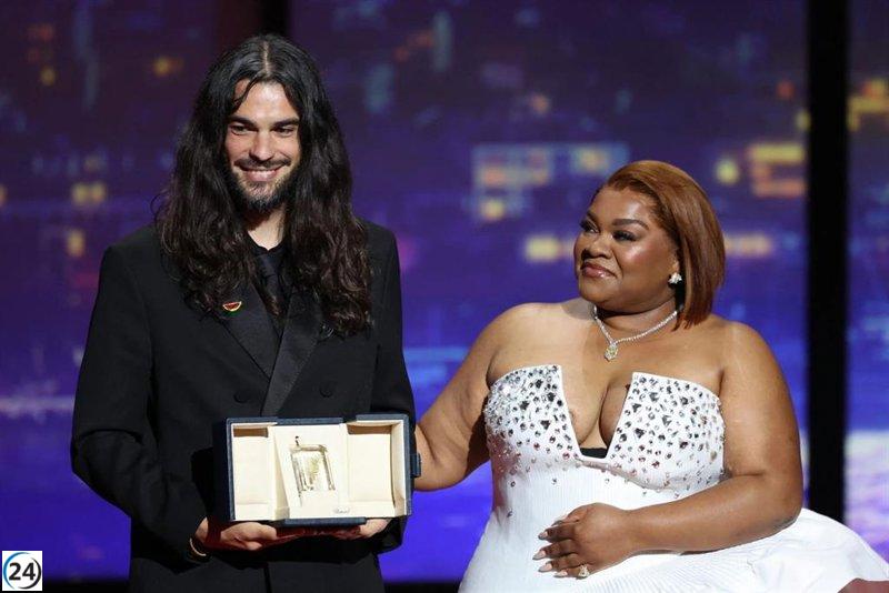Oliver Laxe, cineasta gallego, triunfa en Cannes con el Premio del Jurado por su film 'Sirat'.