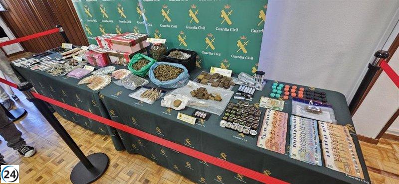 Desarticulada una red de distribución de cocaína rosa y hachís a nivel nacional, abarcando 30 provincias, entre ellas A Coruña y Lugo.