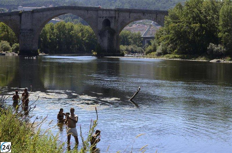 El Miño en Ourense enfrenta un aviso amarillo por calor, mientras A Coruña se prepara para un temporal costero este lunes.