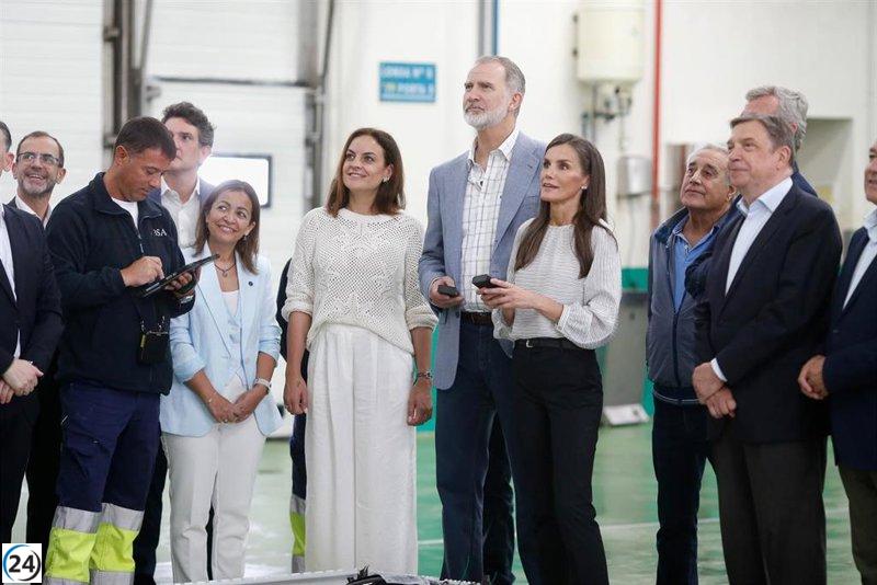 Los reyes exploran la tradición pesquera de Burela y compiten por un lote de merluza en la subasta.