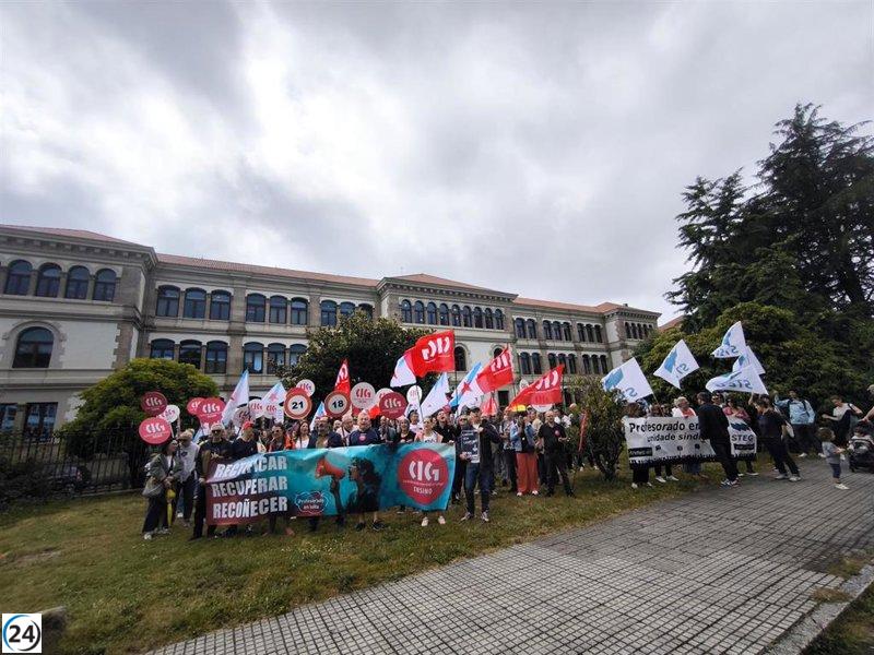 La CIG protesta frente a la Xunta para exigir la recuperación de derechos del profesorado y plantea la posibilidad de huelga.