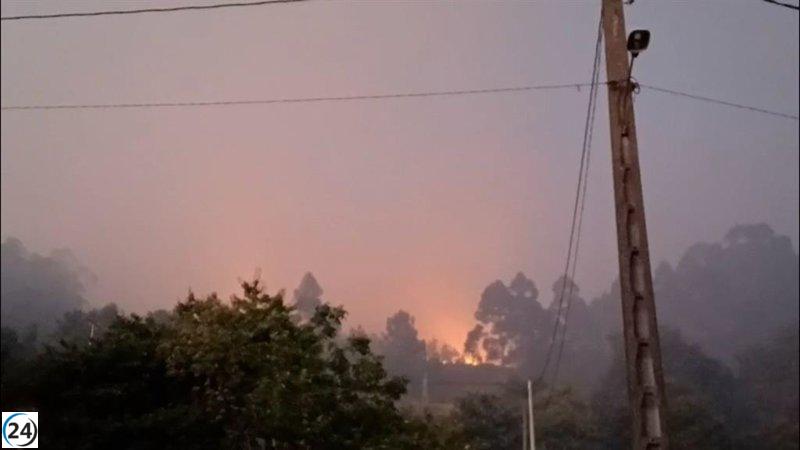 Incendio en la zona Pontevedra-Marín interrumpe el servicio a 247 usuarios de Naturgy por daños en las líneas eléctricas.