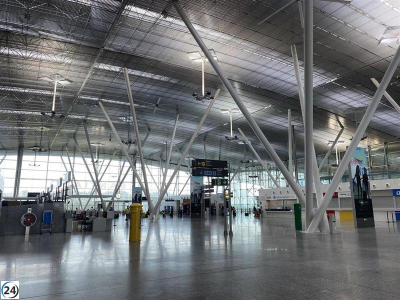 El aeropuerto de Santiago sufre una caída de 200,000 pasajeros en el primer semestre, a la vez que Vigo y A Coruña experimentan un aumento.