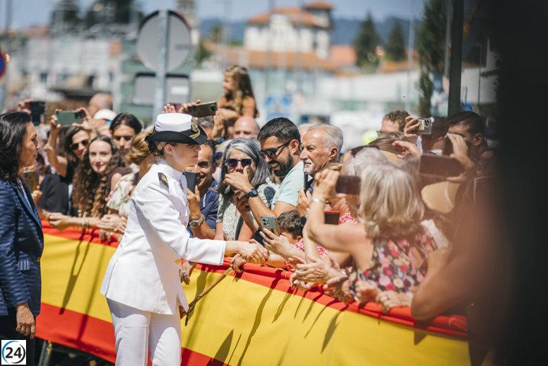 La princesa Leonor es condecorada con la Gran Cruz del Mérito Naval por su padre en Marín.