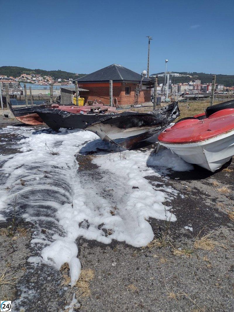 Incendio en lancha causa daños a múltiples barcos en el puerto de Ribeira.
