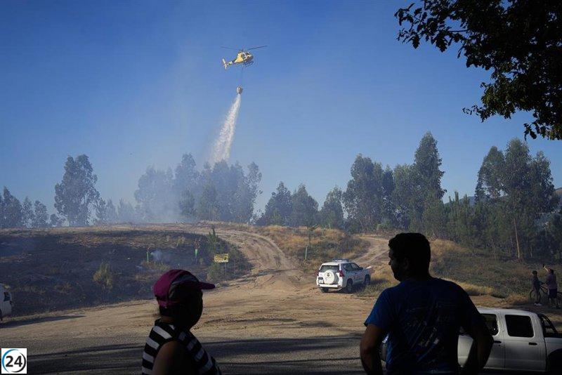 Incendio forestal en Arbo (Pontevedra) pone en riesgo hogares en O Pedreiro y O Urzal.