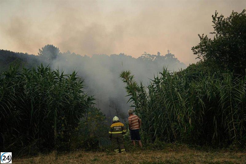 Incendio en Carballeda de Avia controlado; Arbo sigue en llamas y Carballedo y Salvaterra están estabilizados.