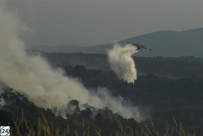 Incendio en Vilardevós (Ourense) devora 570 hectáreas y sigue sin control.