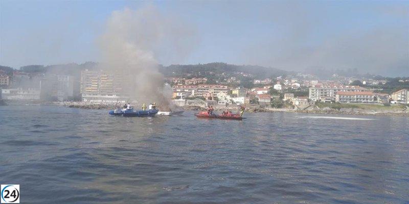 Rescatado en Sanxenxo tras incendiarse su barco de recreo.