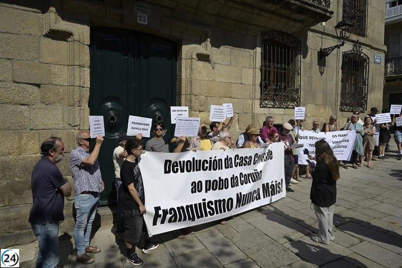Protesta frente a la Casa Cornide exige a la familia Franco la restitución de bienes usurpados.