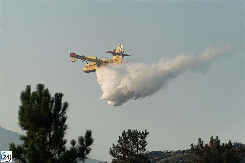 Nuevo incendio en A Fonsagrada dificulta la lucha contra el fuego; siniestro en As Neves afecta la A-52.