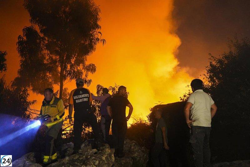 Incendios arrasan en Forcarei y O Saviñao mientras el fuego en A Fonsagrada ya devora 120 hectáreas sin control.