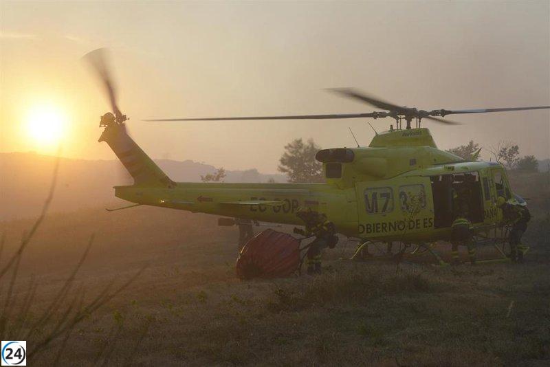 Brigadista afectado por golpe de calor durante lucha contra el incendio en Chandrexa, que ya consume 100 hectáreas.