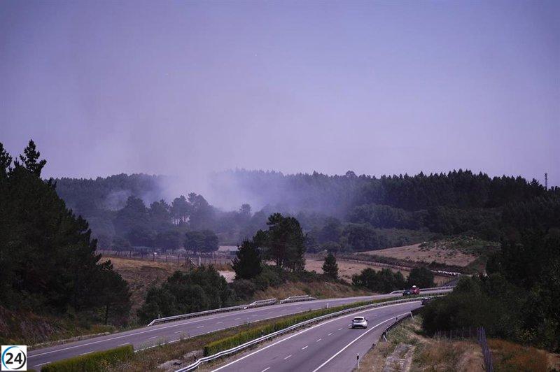 Incendio intencionado en Maceda pone en peligro viviendas, alerta la Xunta.