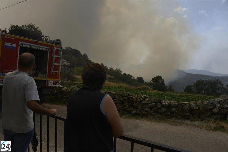 Evacuaciones urgentes en Maceda y Chandrexa ante los devastadores incendios que consumen más de 3.000 hectáreas.
