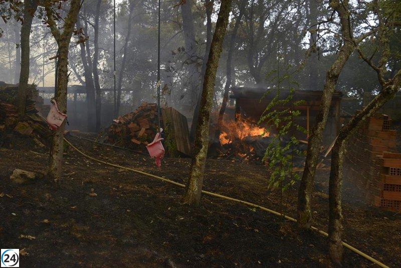 Incendio en Oímbra (Ourense) deja a tres brigadistas heridos y consume 80 hectáreas de bosque.