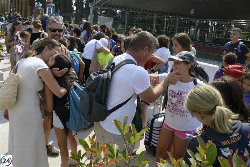 Emociones a flor de piel en el emotivo reencuentro de más de 100 niños con sus familias en Manzaneda.