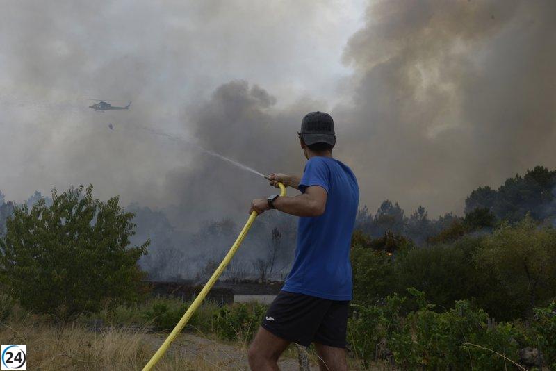Incendios en Ourense disparan evacuaciones y paralizan el servicio de trenes.