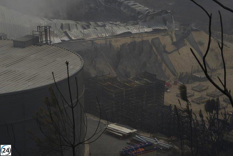 Incendio en proveedor de A Rúa y cortes viales provocan la suspensión de producción en Stellantis Vigo.