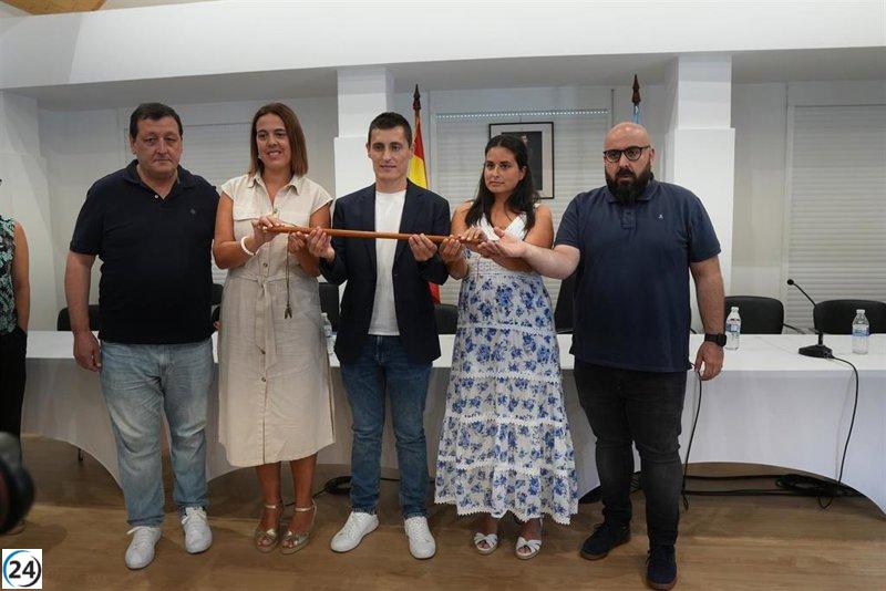 Luis Insua (PP) asume la alcaldía de Fisterra (A Coruña) en medio de controversias por un supuesto acuerdo con un concejal disidente.