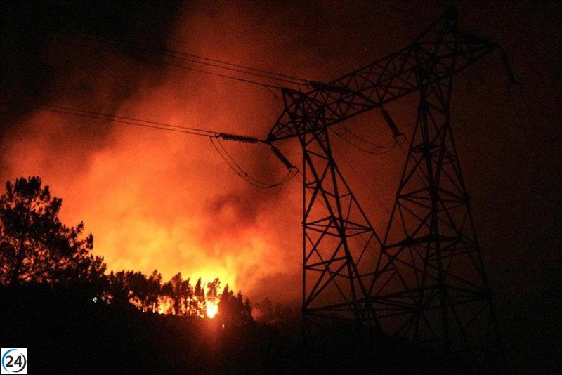 Incendios en Galicia obligan a evacuar a 100 personas de Oia, Vilaboa y Carballedo.