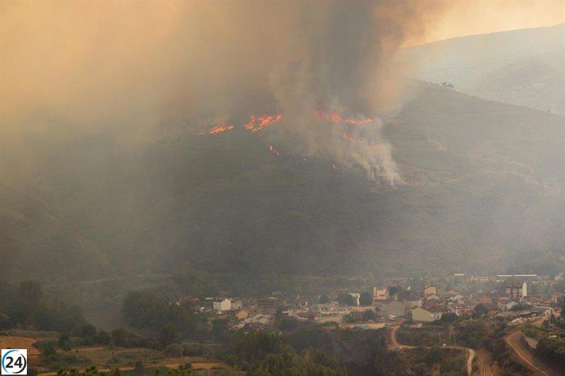 Incendio en Carballeda de Valdeorras (Ourense) bajo control tras devastar 5.000 hectáreas.